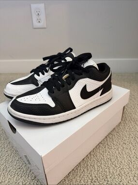 Nike women’s Black and White Low-Top Sneakers with Classic Swoosh